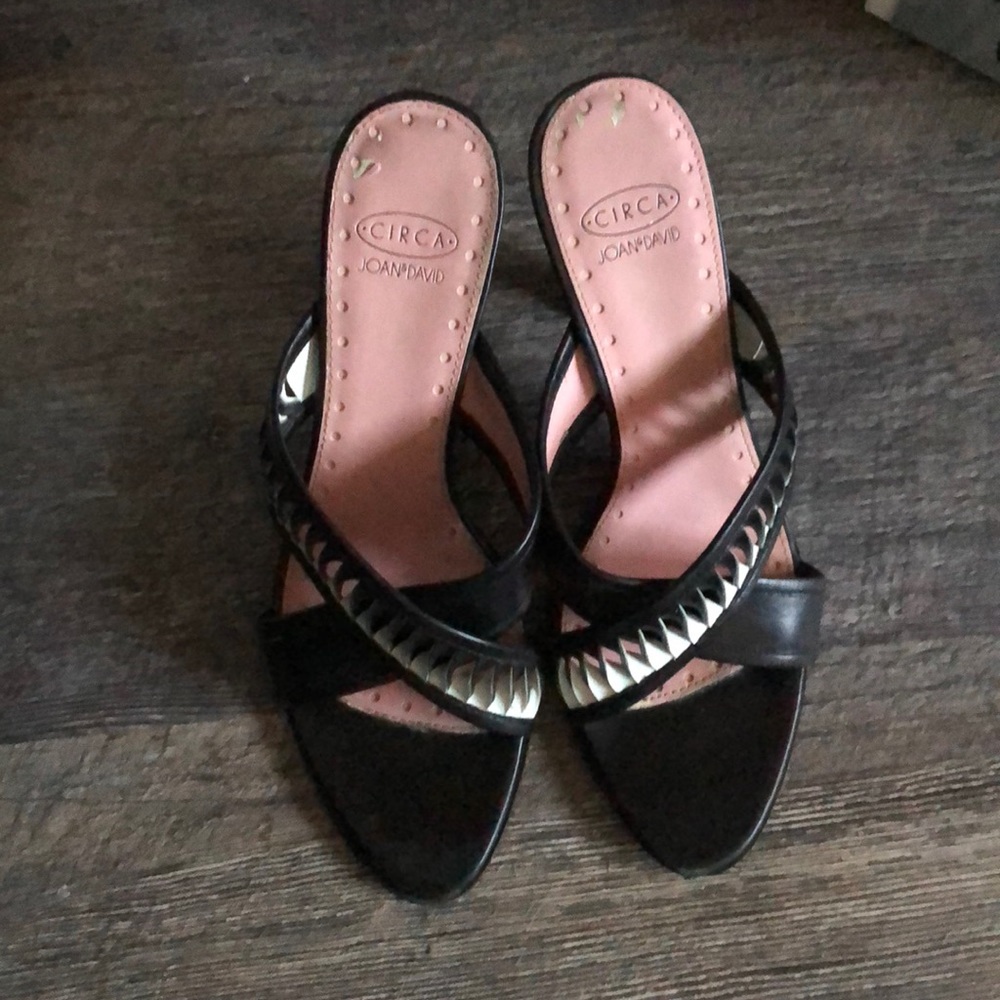 Black slip-on w/heels with interwoven white detail